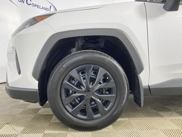 2021 Toyota RAV4 LE photo