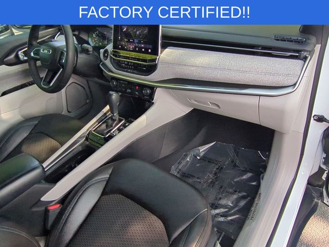Used 2024 White Jeep Latitude image 36