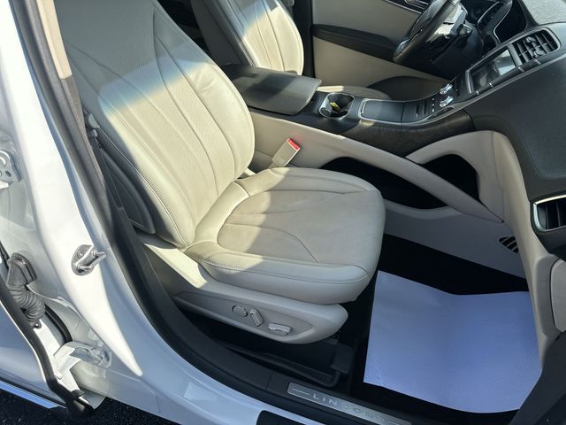 Used 2020 White Lincoln Reserve image 28