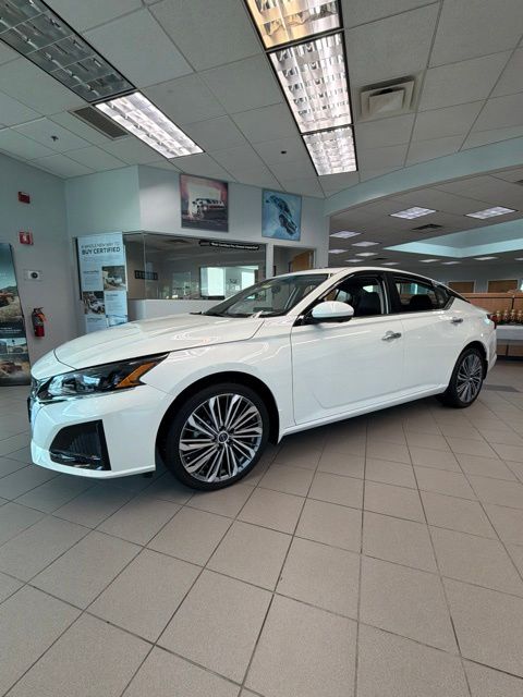 Pearl White Tricoat 2025 Nissan Altima Sedan All-Wheel Drive Continuously Variable Transmission