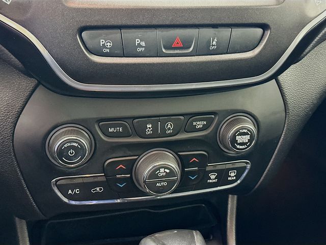 Thumbnail: 2019 Jeep Cherokee - 16