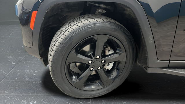 Used 2024 Diamond Black Crystal Pearlcoat Jeep Limited image 36