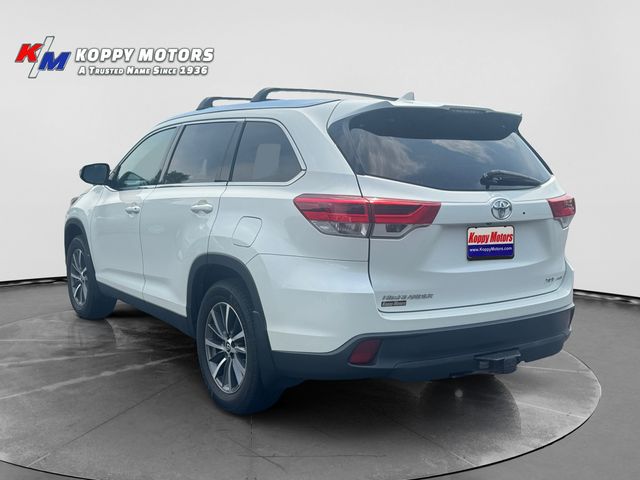 2019 Toyota Highlander XLE - Blizzard Pearl exterior view 3