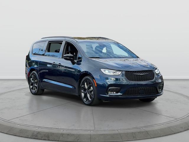 2025 Chrysler Pacifica Limited's photo