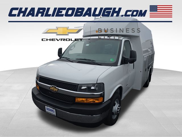 Summit White 2025 Chevrolet Express Chassis 3500 Cutaway 139 Van Rear-Wheel Drive 8-Speed Automatic