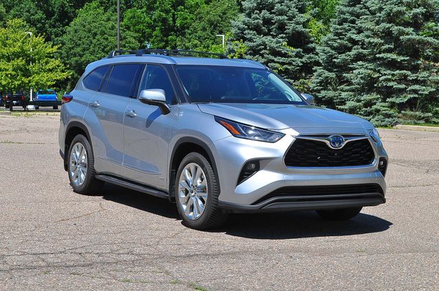 Celestial Silver Metallic 2023 Toyota Highlander Hybrid Limited AWD SUV / Crossover All-Wheel Drive Continuously Variable Transmission