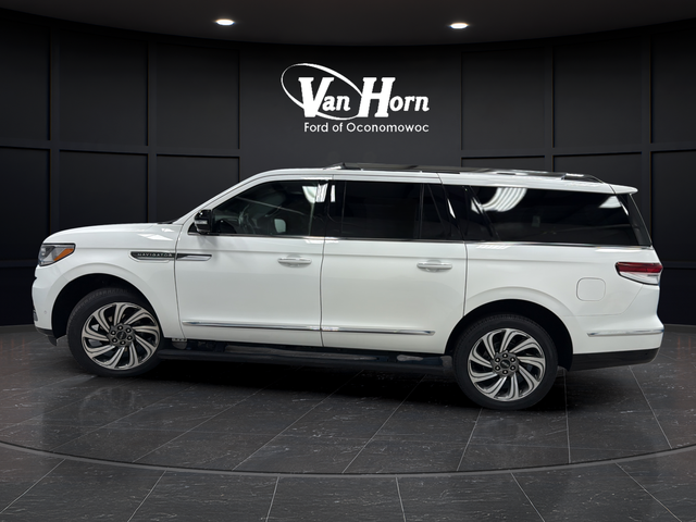 Used 2023 Pristine White Metallic Tri-Coat Lincoln Reserve image 4