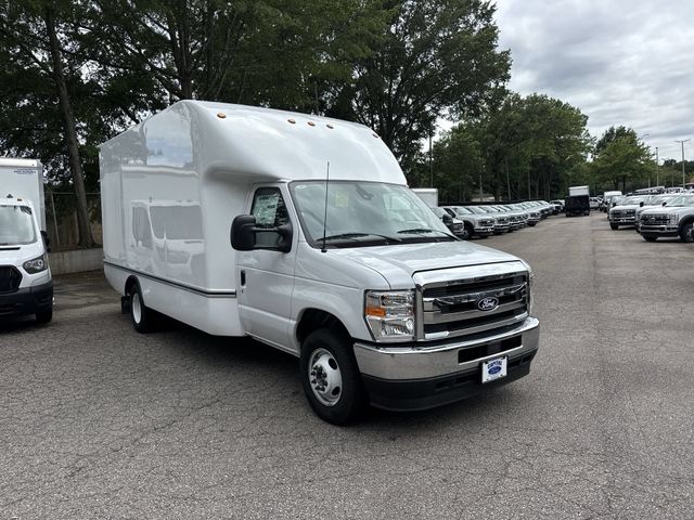 New 2027 Oxford White Ford E-350 SRW image 2