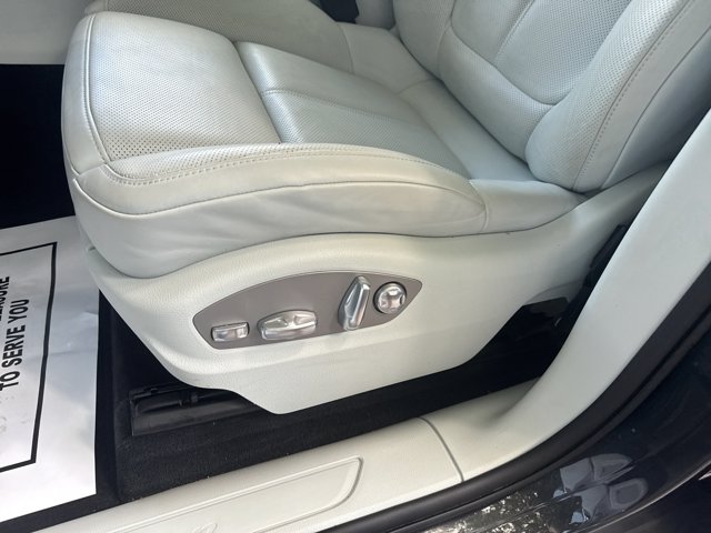Used 2025  Porsche Base image 30