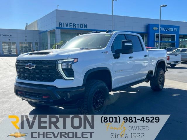 Summit White 2026 Chevrolet Silverado 2500HD ZR2 Crew Cab 4WD Pickup Truck Four-Wheel Drive Automatic