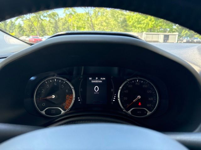 Used 2017 Silver Jeep Latitude image 31