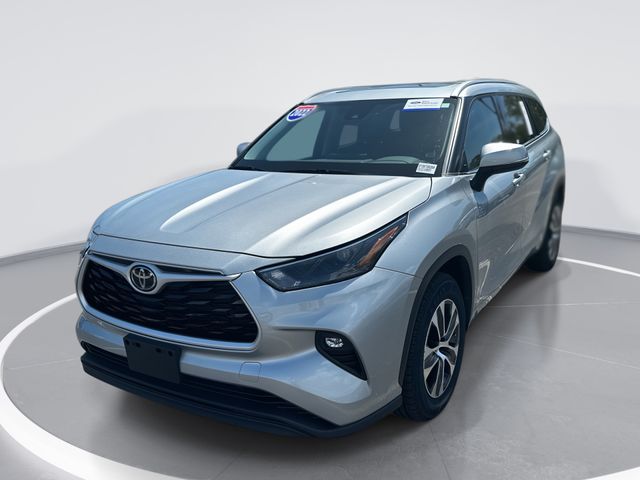 Celestial Silver Metallic 2022 Toyota Highlander XLE FWD SUV / Crossover Front-Wheel Drive 8-Speed Automatic