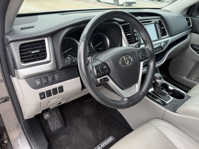 2018 Toyota Highlander XLE Gray at River Oaks CDJR
