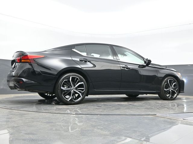 2024 Super Black Clearcoat Nissan Altima 2.0 SR FWD Sedan
