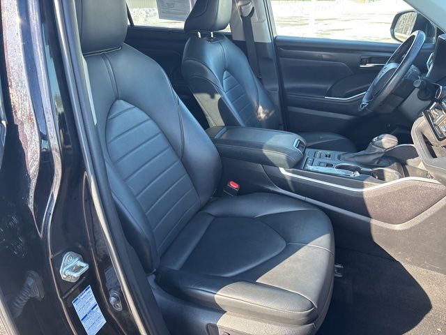 used 2021 Toyota Highlander car, priced at $28,899