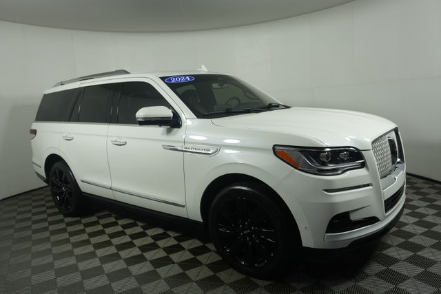 Pristine White Metallic Tri-Coat 2024 Lincoln Navigator SUV / Crossover Four-Wheel Drive Automatic