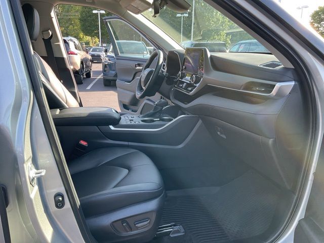 Used 2025 Toyota Highlander SUV