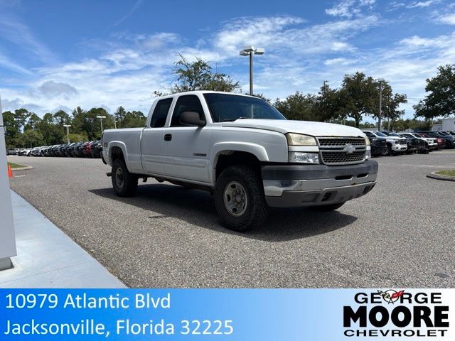 Summit White 2005 Chevrolet Silverado 2500HD Pickup Truck Four-Wheel Drive 4-Speed Automatic Overdrive