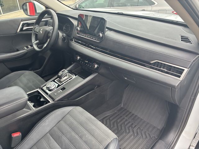 2024 Mitsubishi Outlander SE  at Royal Nissan