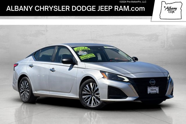Brilliant Silver Metallic 2024 Nissan Altima Sedan Front-Wheel Drive Continuously Variable Transmission