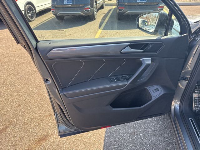 2024 Volkswagen Tiguan 2.0T SE R-Line Black photo