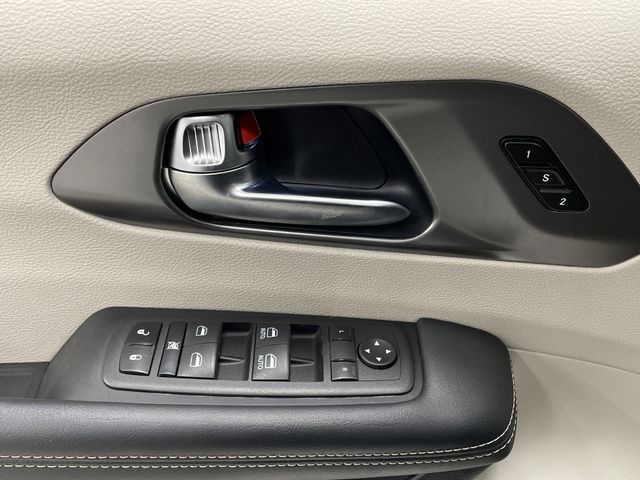2023 Chrysler Pacifica Touring L photo