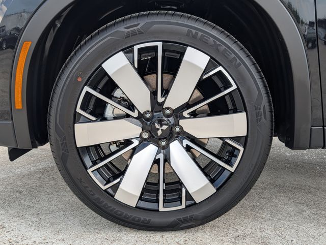 Used 2025 Black Mitsubishi SE image 9