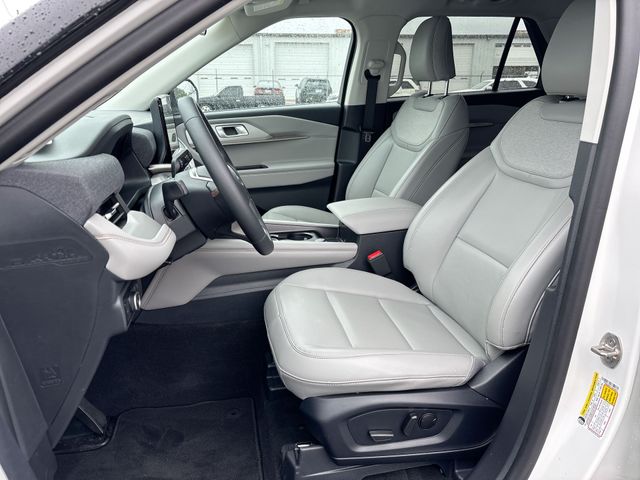 New 2026 Star White Metallic Tri-Coat Ford Active image 17