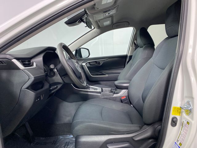 2021 Toyota RAV4 LE photo