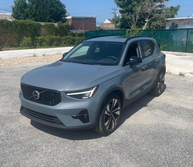  2023 Volvo XC40 B5 Plus Dark Theme AWD   