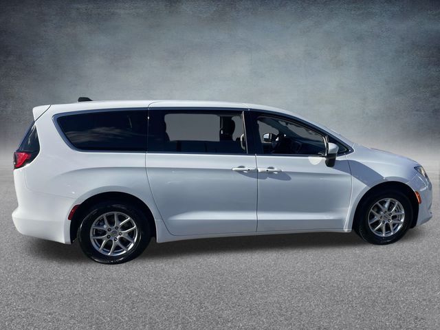 2022 Chrysler Voyager LX 4