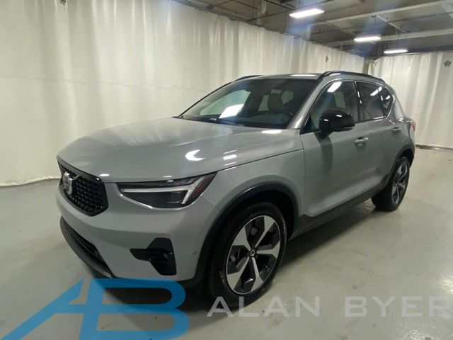 Vapour Gray Metallic 2026 Volvo XC40 SUV / Crossover All-Wheel Drive Automatic