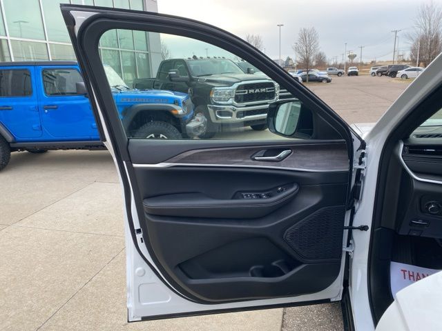 2026 Jeep Grand Cherokee Laredo - Bright White Clearcoat exterior view 9