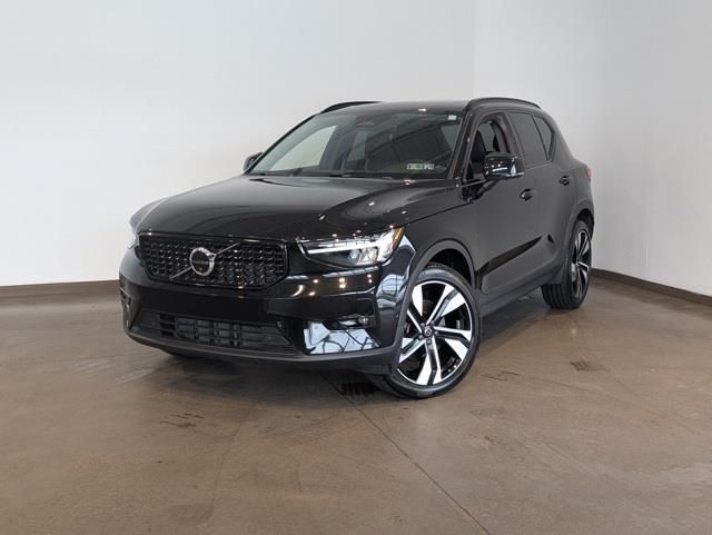 2023 Volvo XC40 B5 Plus Dark Theme AWD