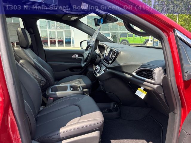 New 2025 Chrysler Pacifica Select 4D Passenger Van