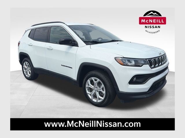 Bright White Clearcoat 2024 Jeep Compass Latitude 4WD SUV / Crossover Four-Wheel Drive 8-Speed Automatic