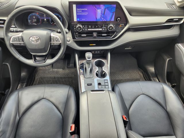 2024 Toyota Highlander Platinum  at Toyota of Victoria