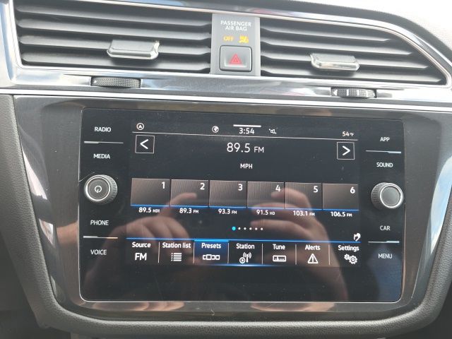 2024 Volkswagen Tiguan 2.0T SE - Pure White exterior view 17