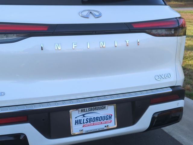 Used 2023 White INFINITI LUXE image 22