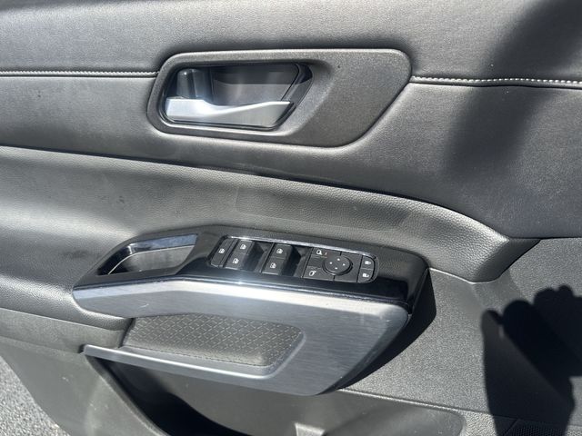 Used 2024 White Nissan SL image 31