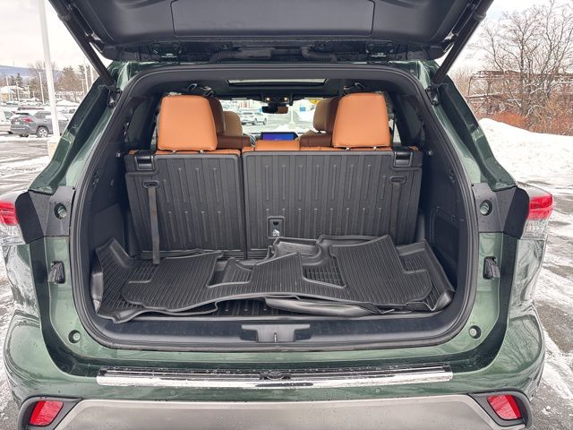 used 2023 Toyota Highlander car, priced at $43,136