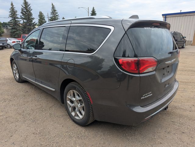 2018 Granite Crystal Metallic Clearcoat Chrysler Pacifica Limited FWD Van