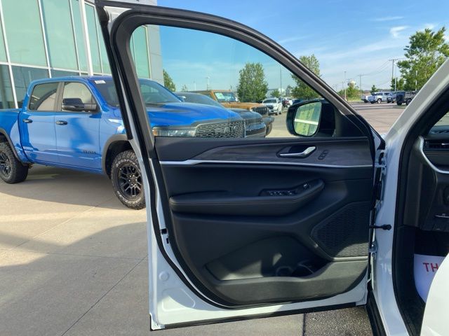2026 Jeep Grand Cherokee L Limited - Bright White Clearcoat exterior view 9