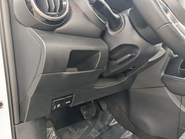 2023 Nissan Kicks SR photo