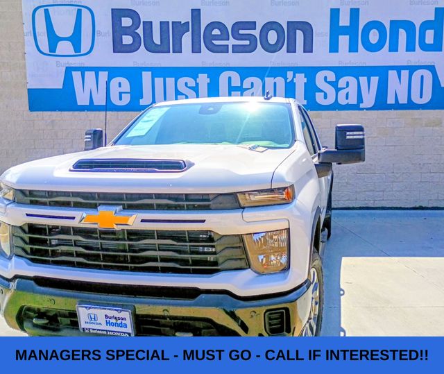 Summit White 2025 Chevrolet Silverado 2500HD Pickup Truck Four-Wheel Drive Automatic