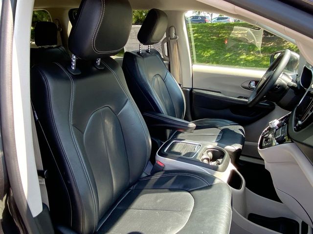 2022 Chrysler Pacifica Touring L 26