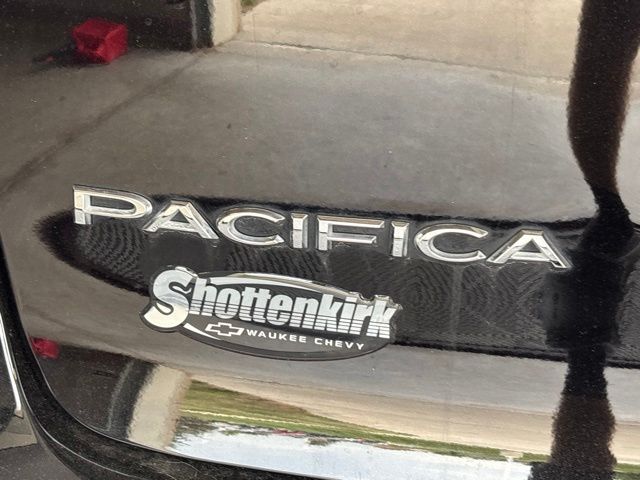 Used 2025 Chrysler Pacifica Van