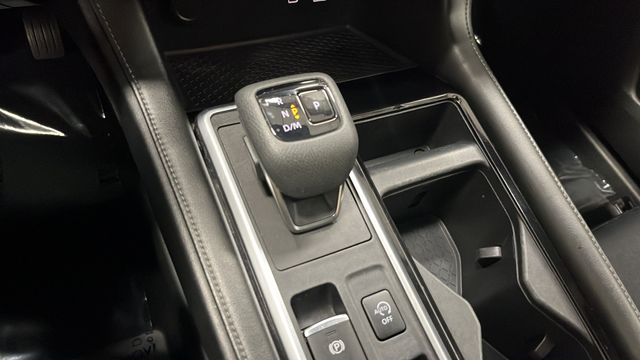 Used 2022 Pearl White Tricoat Nissan SV image 17