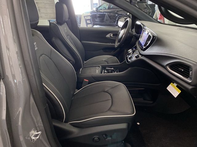 2025 Chrysler Pacifica Limited photo