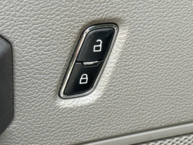 Used 2020 Blue Ford XLT image 19